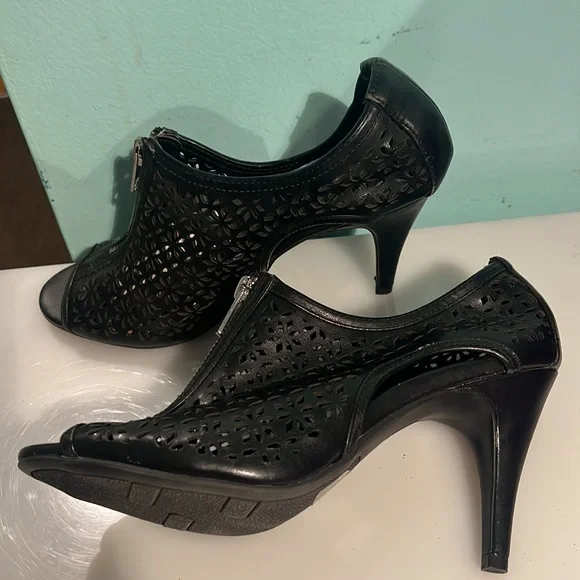 Heeels, zip front sandals - Picture 3 of 4